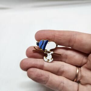 Vintage Snoopy pin skiing b34
